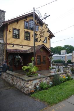 Front view of Hamburg Yellow Deli